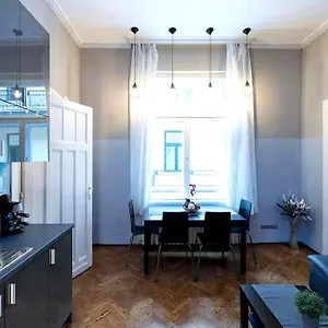 Vaci Street - Location In Budapest, Steps From The Danube Apartamento